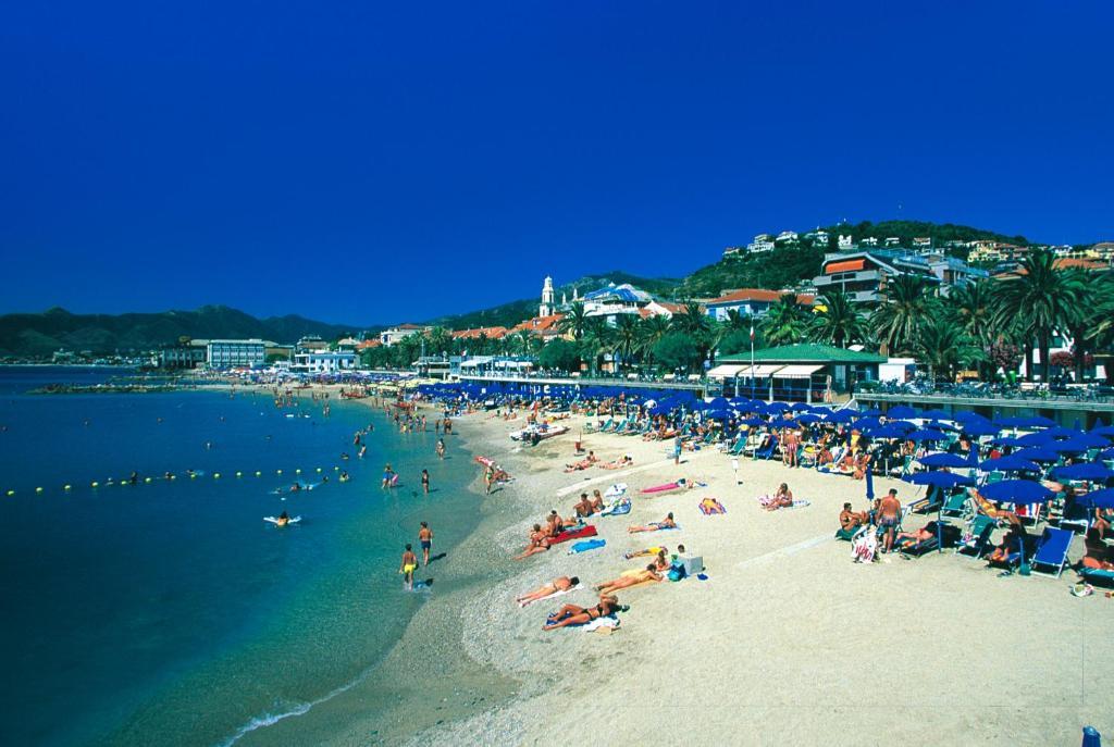 Residence Bellevue Apartments Pietra Ligure Esterno foto